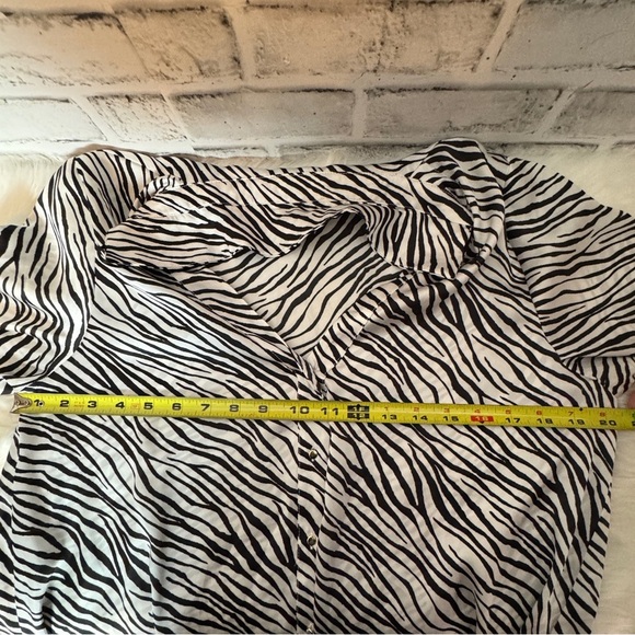 Zara‎ Black and White Button Down Shirt with Notched Collar - Picture 10 of 11